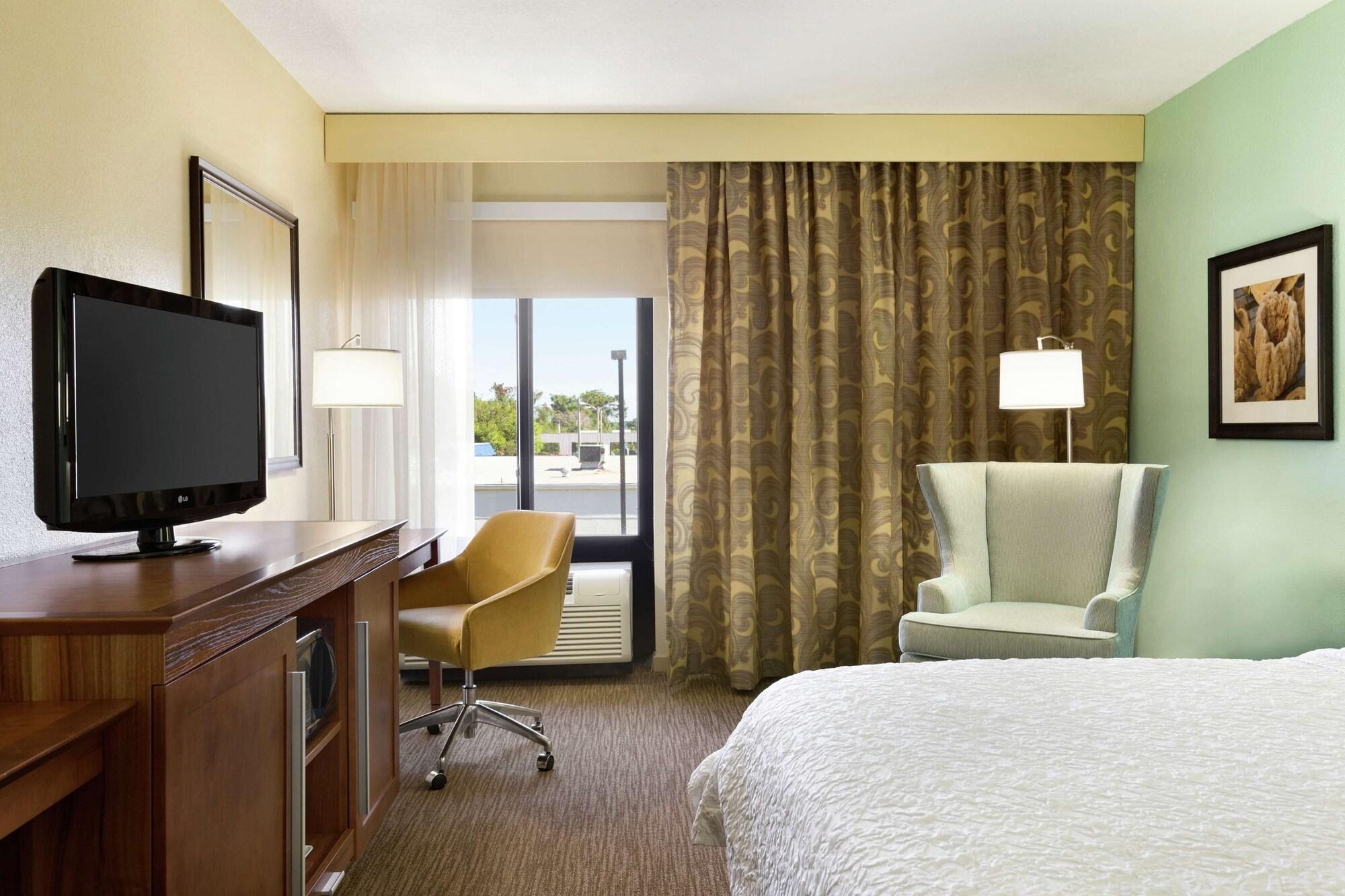Hampton & Hotel